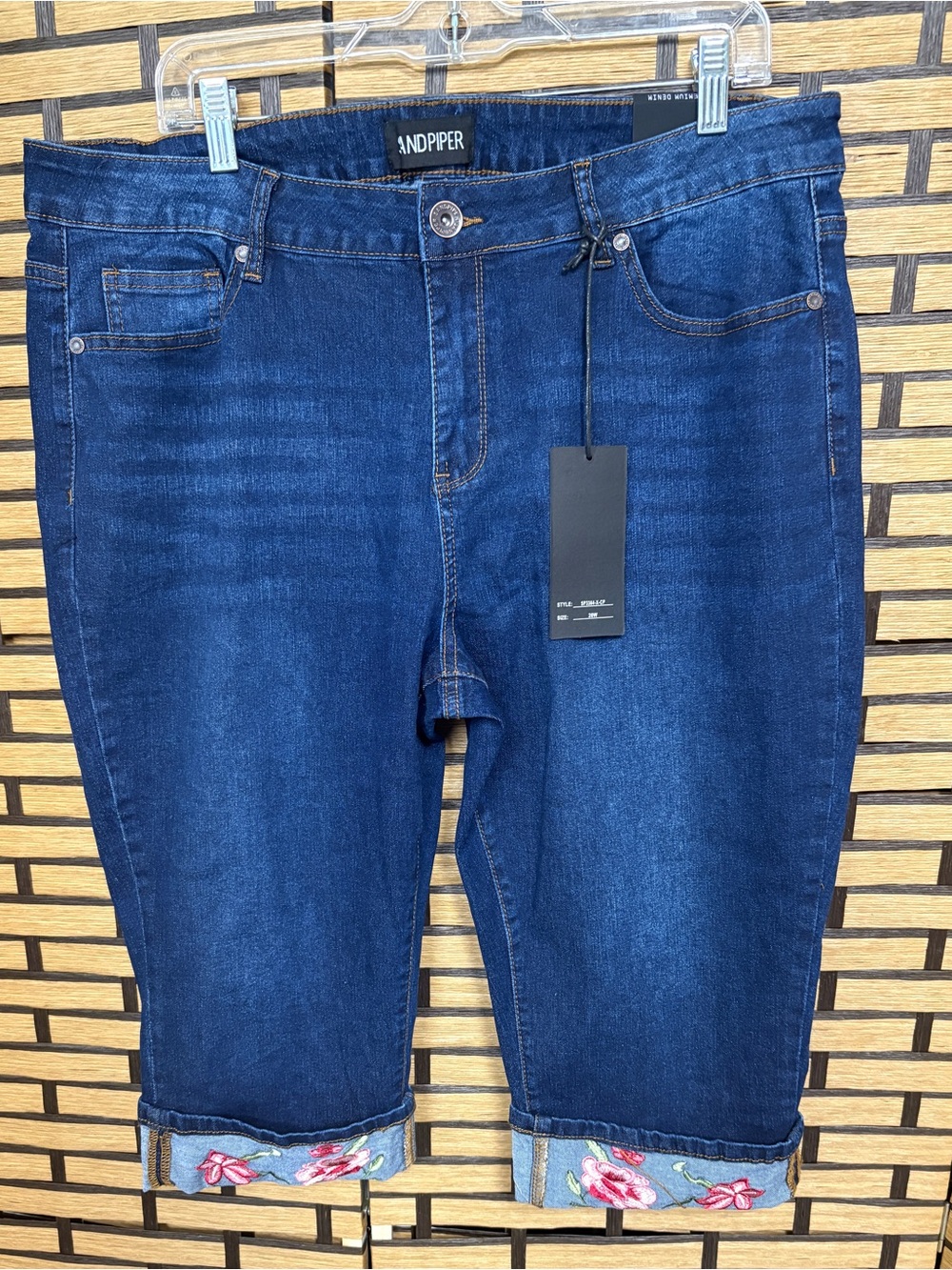 Sandpiper embroidered cuff jean capris size 20w